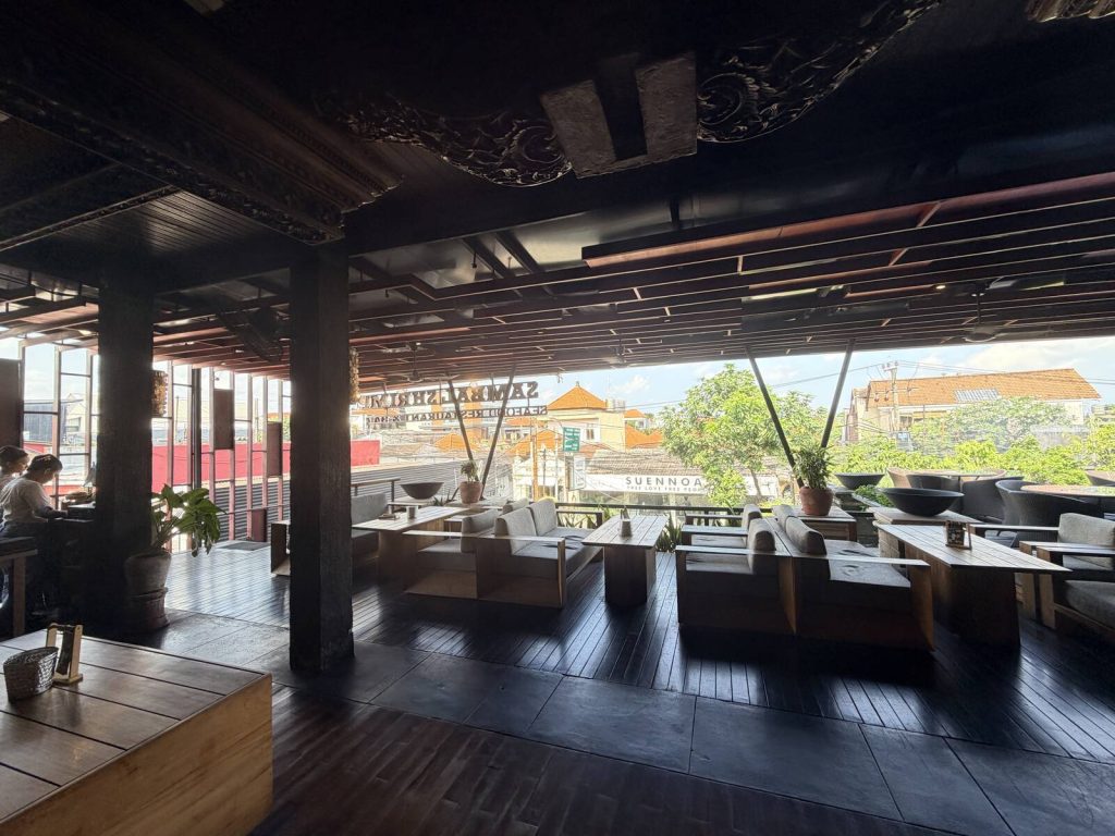 Sambal Shrimp 二樓半戶外座位與水明漾街景