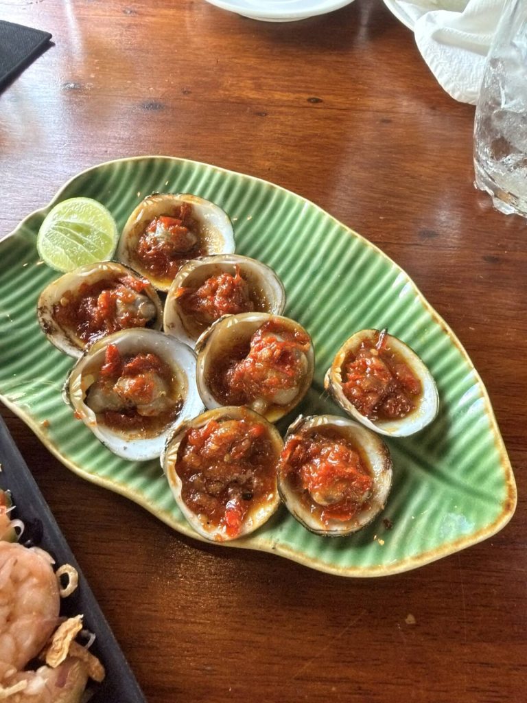 Sambal Shrimp 半殼貝類鋪紅色 sambal,盛在綠色葉形盤上