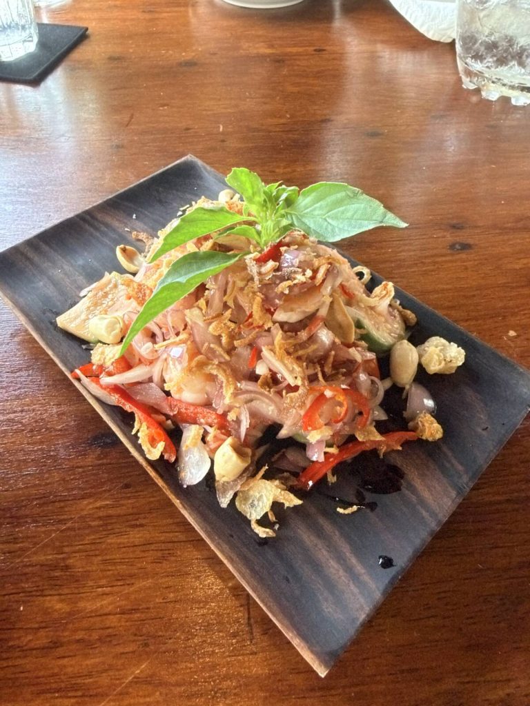 Sambal Shrimp 以紅蔥、辣椒絲、堅果與羅勒葉拌成的涼拌沙拉