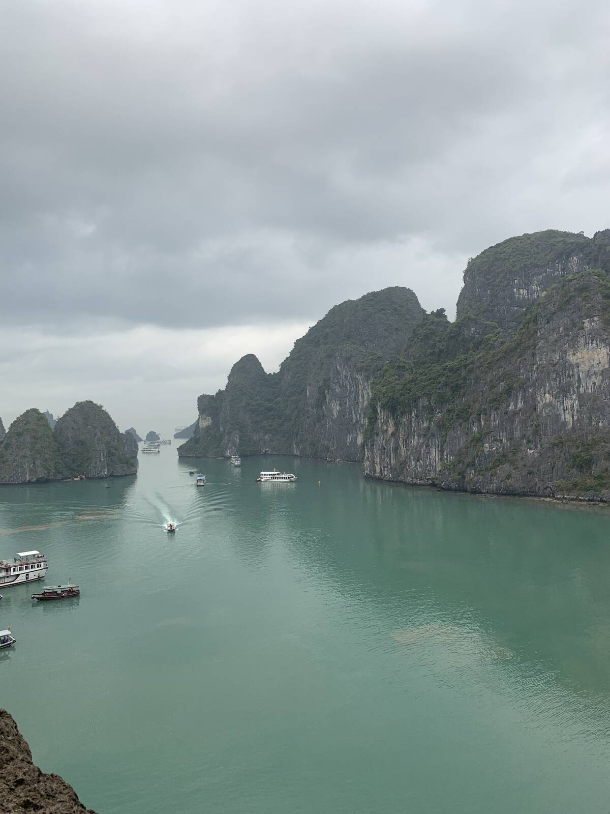 驚訝洞出口平台看出去的下龍灣石灰岩島與航行中的遊船