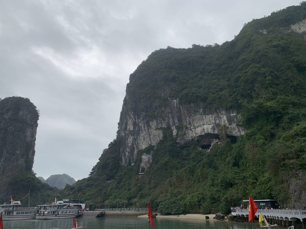 從遊船看下龍灣 Bo Hon 島崖壁與半山腰的驚訝洞洞口