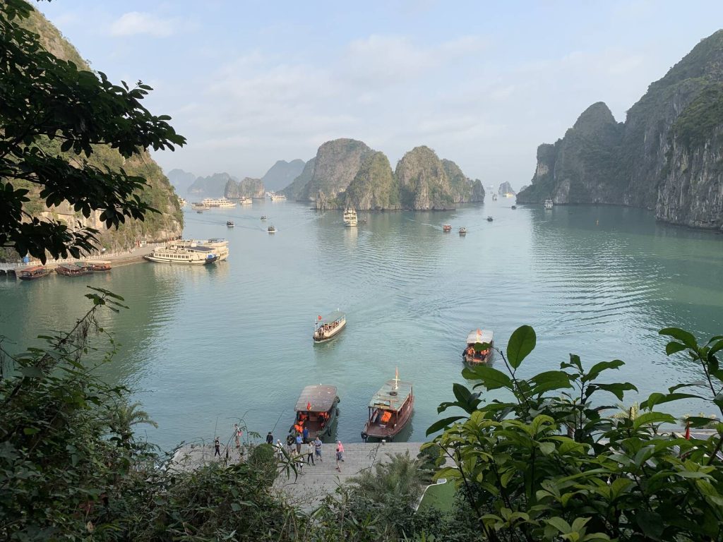 從驚訝洞登洞石梯回望下龍灣碼頭、接駁小船與石灰岩島