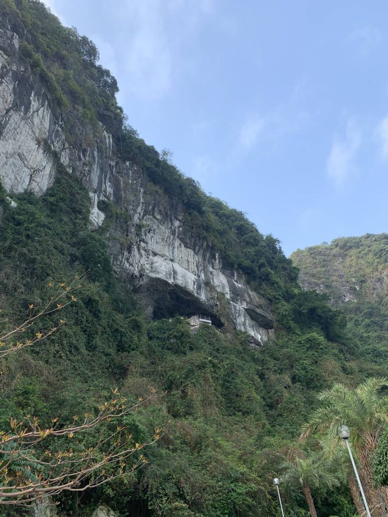 下龍灣石灰岩崖壁半腰的驚訝洞洞口與觀景平台