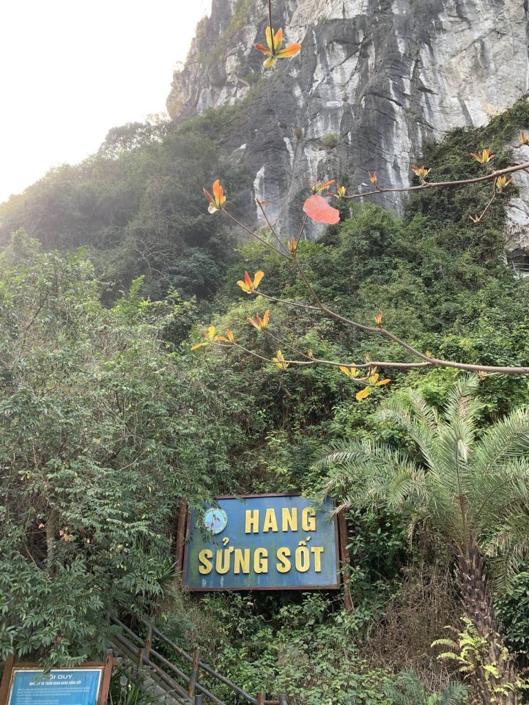 寫著 HANG SUNG SOT 的驚訝洞入口指示牌與登洞石階