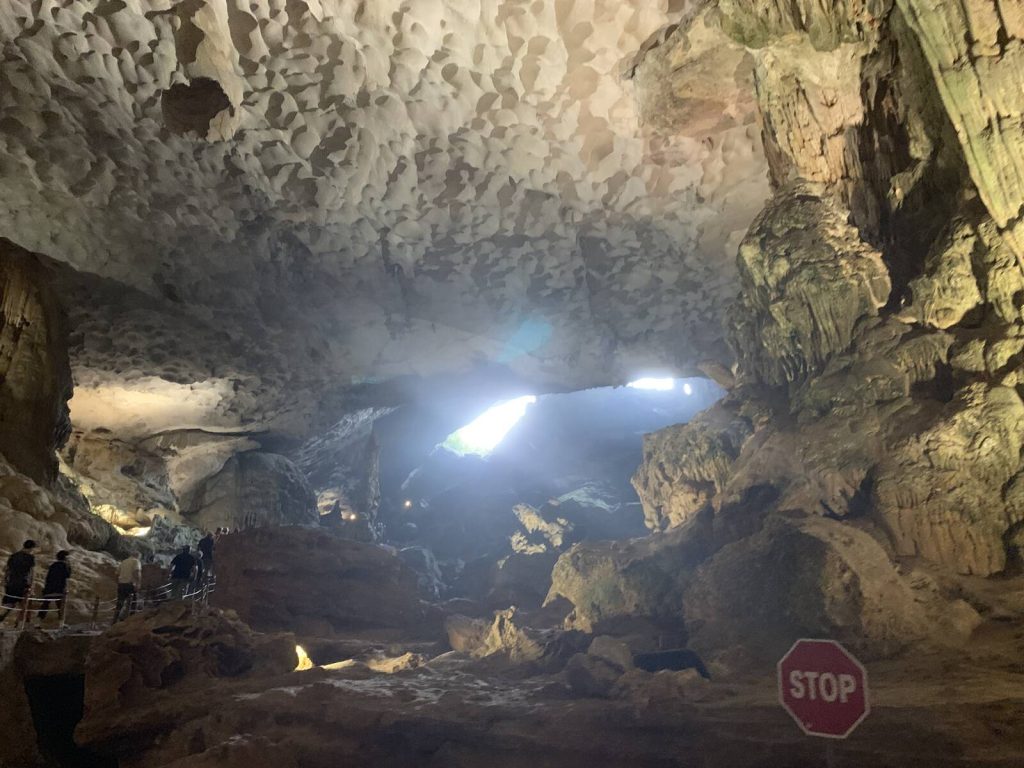 天光從岩縫灑進下龍灣驚訝洞接近出口的空間