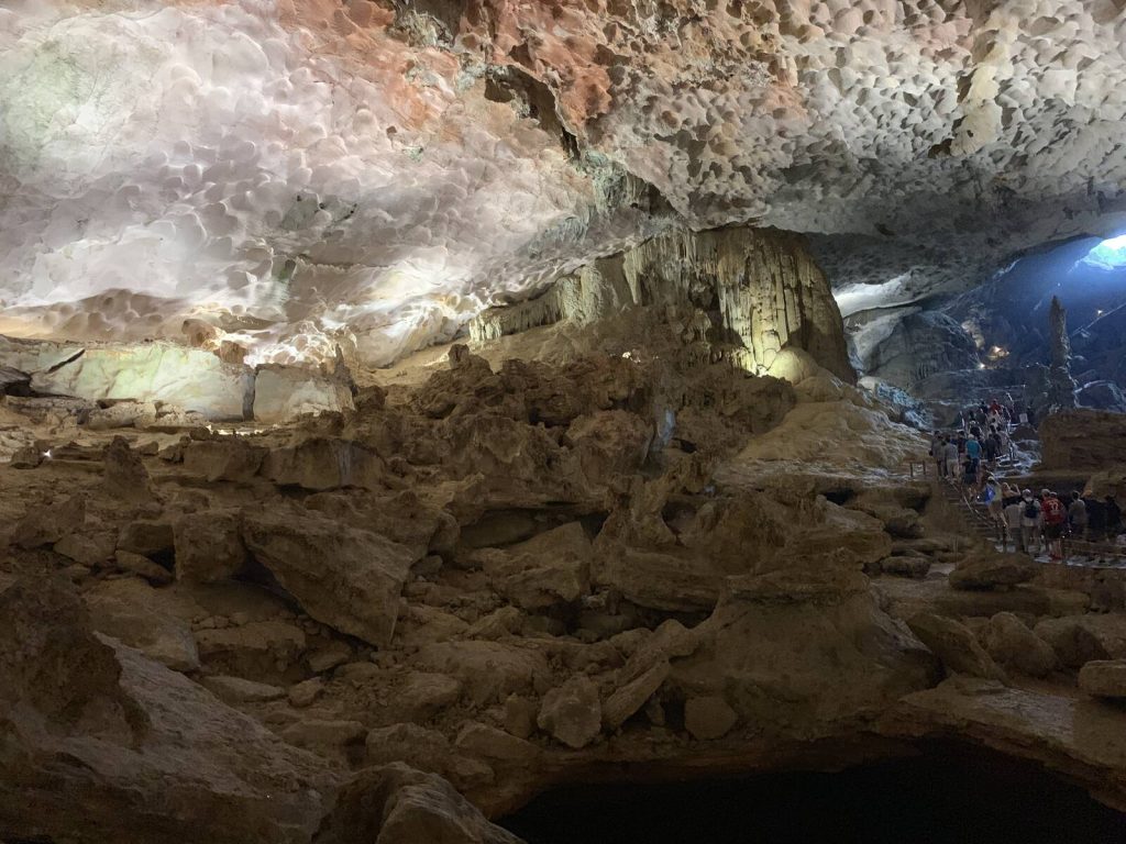 驚訝洞後段起伏的岩塊地形與架高步道