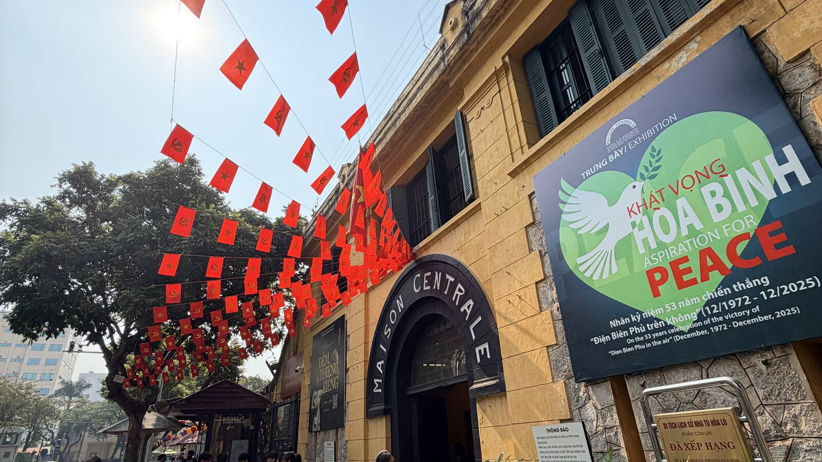 河內火爐監獄博物館黃色外牆、Maison Centrale 拱門與街道旗幟