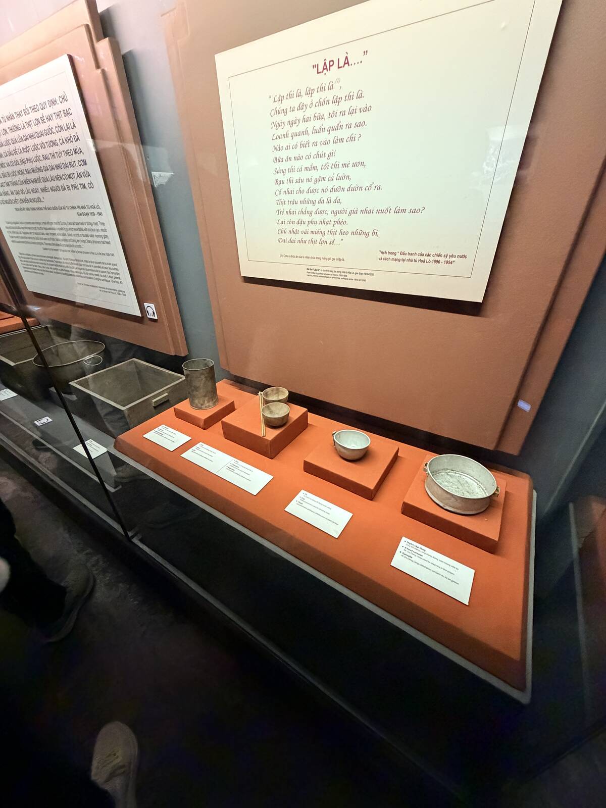 火爐監獄展櫃內陳列的杯碗、容器與生活用品