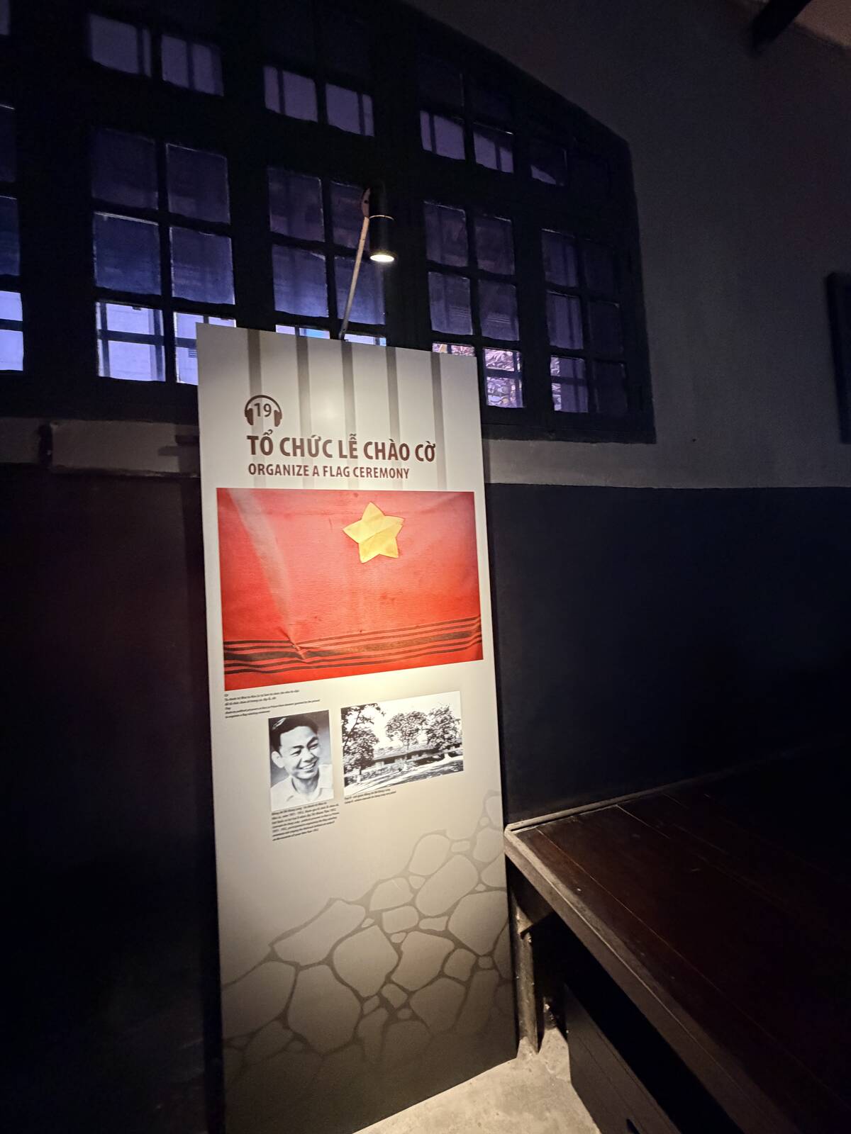 火爐監獄內介紹囚犯組織升旗儀式的展板