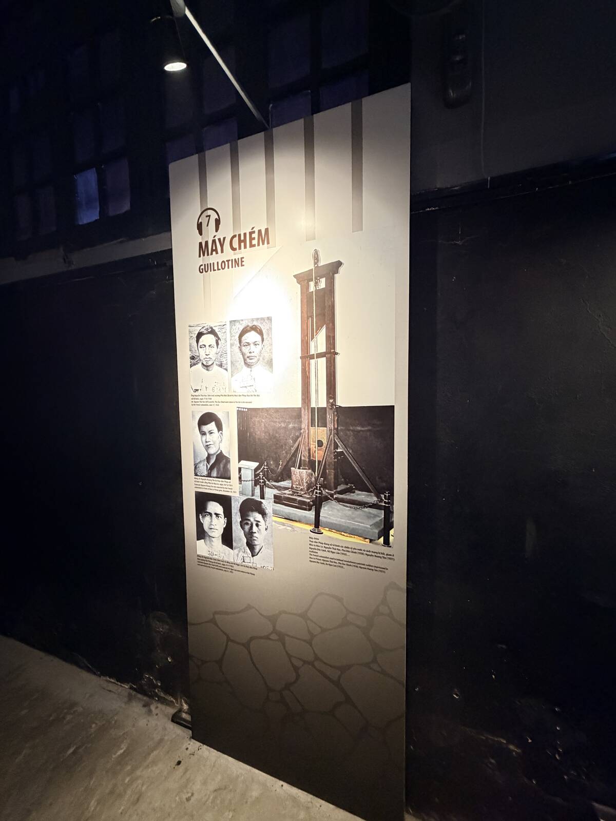 火爐監獄博物館內介紹斷頭台與受刑者的展板
