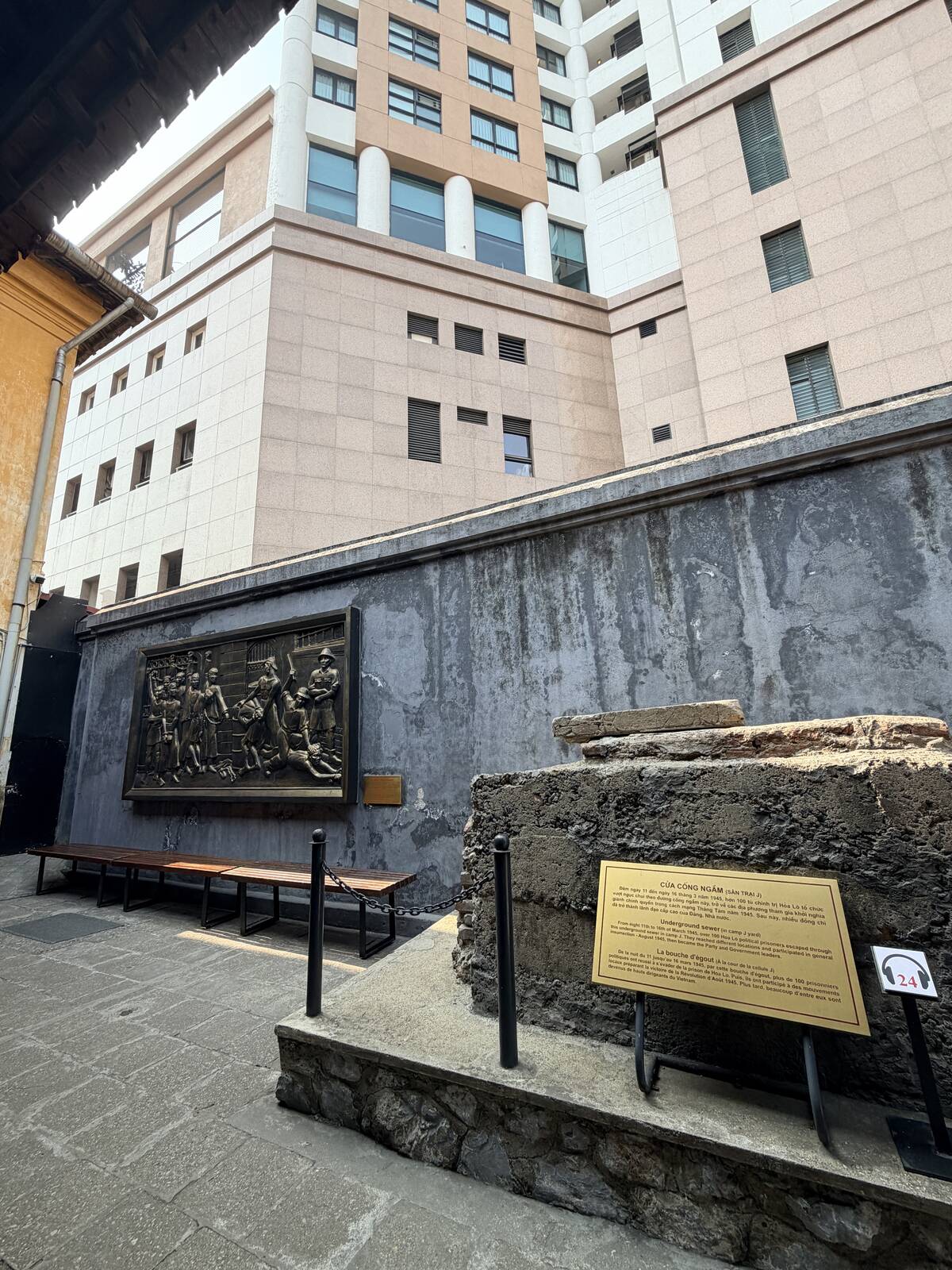 火爐監獄博物館戶外庭院保存的牆面與歷史遺構