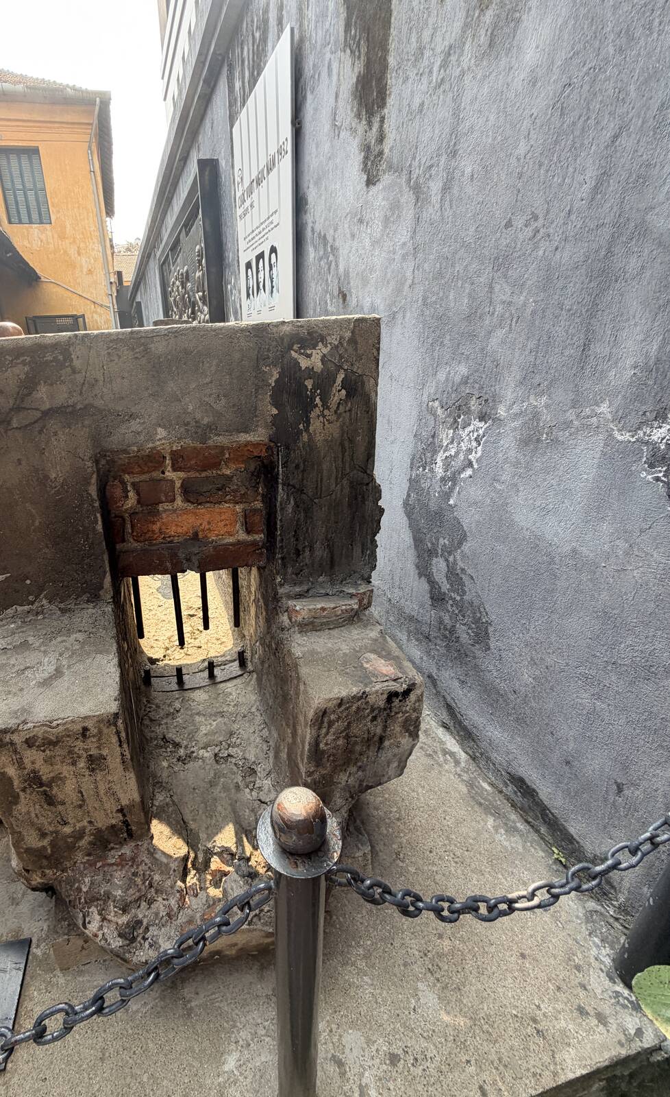 火爐監獄戶外展示的地下排水道出口遺構