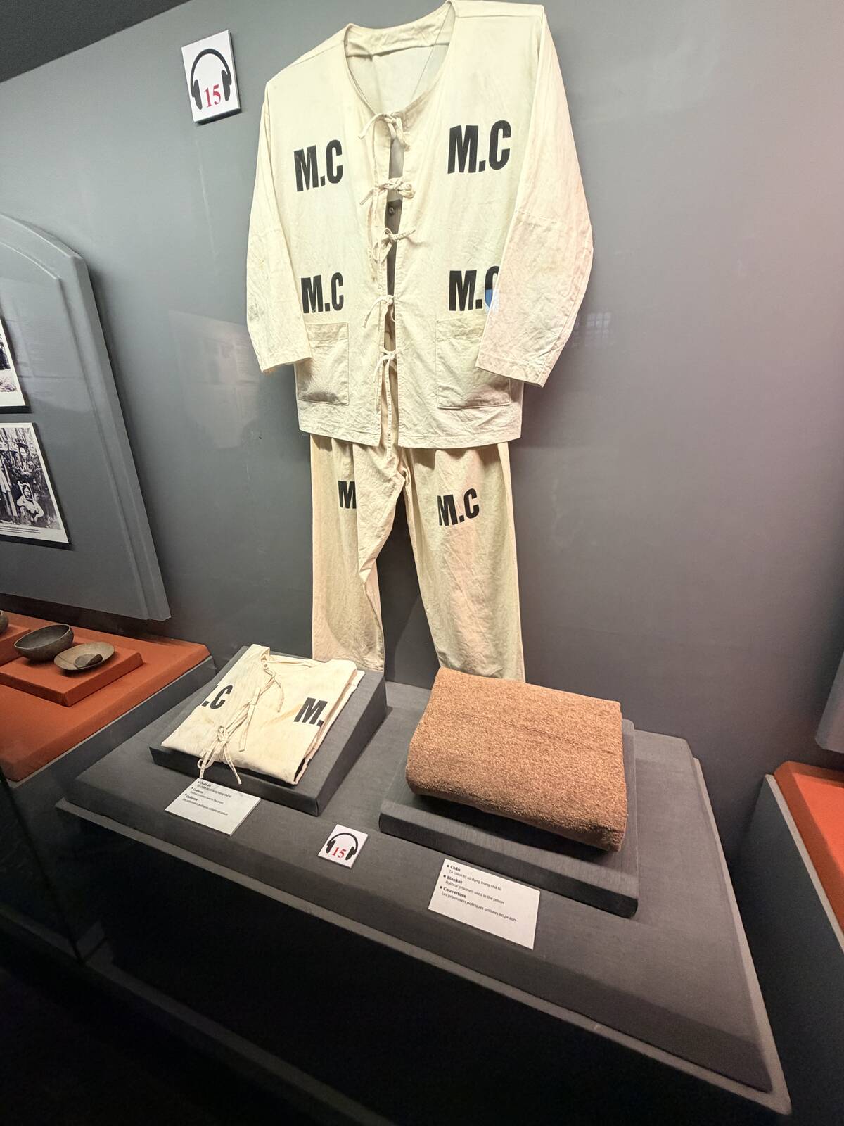 火爐監獄博物館展示的淺色囚服與生活用品